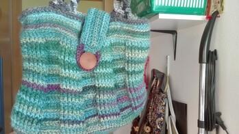 Ich bin ja ein Häkellaie ..... aber die Tasche ist mir für den Anfang gut gelungen ..... ein paar Änderungen vom Original  z.b. Henkel ...