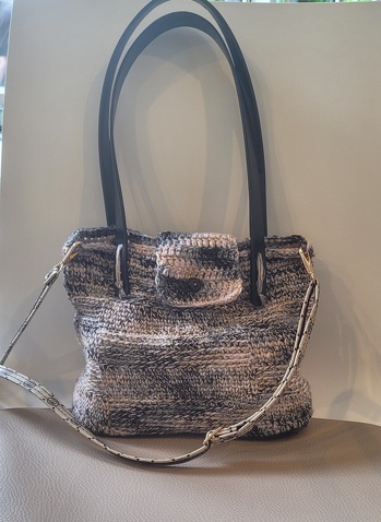 Tasche hat gut geklappt, Muster ist etwas anders. Auf die Rückseite habe ich eine Lasche fürs Handy etc. gestrickt.
Danke