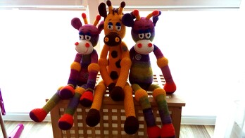 Ich habe meinen "geringeren"Giraffen noch eine gelb-braune Kollegin gehäkelt-Garn nach der Anleitung wieder viel Spass gemacht!!
