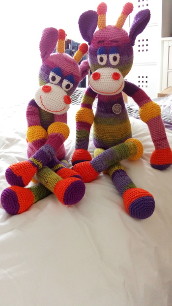 Habe 2 Giraffen -"geringelte"- gehäkelt,eine mit einer 0,5 kleineren Häkelnadel .Das ging wunderbar nach der Anleitung,und es hat jedes Mal viel Spass gemacht! Wenn ich die beiden jemanden zeige ,sind alle total begeistert!!
Liebe Grüße,
Anke