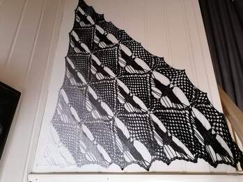 Ein tolles Tuch!!!! Und bei uns eine tolle Wand deko 😊