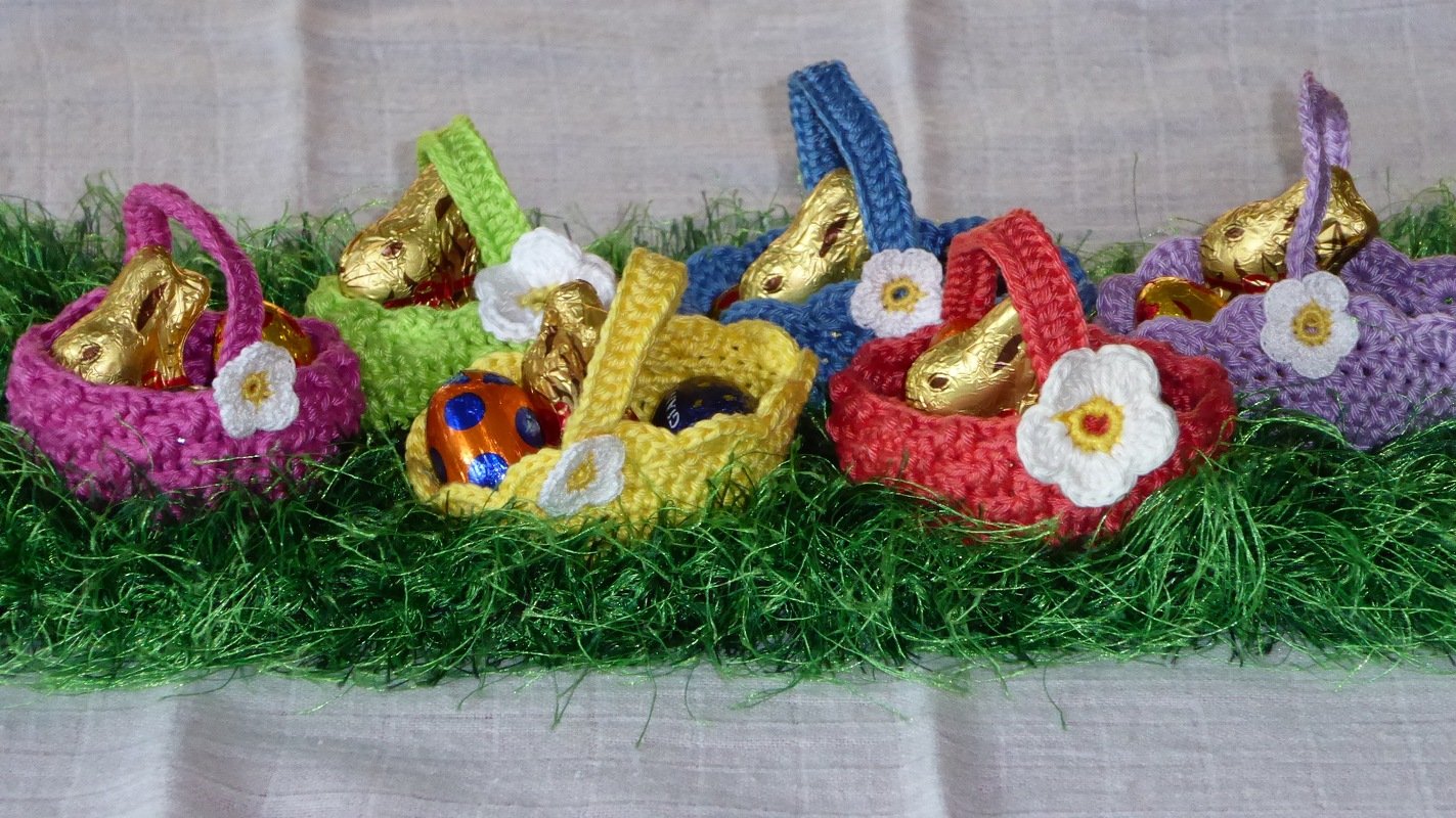 3 verschiedene Mini-Körbchen und Mini-Blümchen häkeln, als Osterkörbchen oder Mehrzweckkörbchen aus dünner Paketschnur (Bindgarn), Häkelbast oder Wolle/Garn