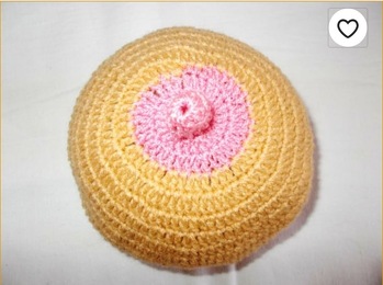 Diese Anleitung war wirklich super easy. Da es sich um einen Wunschauftrag einer Freundin für ihre Stillgruppe handelte, hab ich aus der Mütze kurzerhand eine "richtige" Brust gemacht, in dem ich einfach noch einen Deckel unten dran gehäkelt und das ganze dann mit Füllwatte gefüllt habe.
Wir waren zu der Zeit im Urlaub und meine Große (12) meinte dann als sie fertig war: "Die ist wirklich cool geworden, aber bitte lauf damit jetzt hier nicht rum, das wär peinlich!" :-)