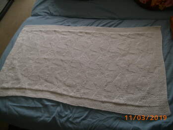 Ich habe die Decke mit weißer Wolle gestrickt