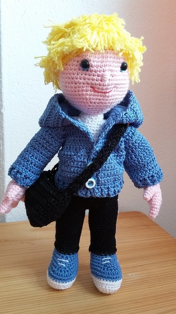 ich liebe diesen kleinen Kerl. Es hat so einen Spaß gemacht ihn nachzuhäkeln. Sogar die Hände mit Finger habe ich das 1. Mal gehäkelt, nach dieser Anleitung/Erklärung kein Problem, ging super. Ich bin bissl stolz auf mein Ergebnis. Dankeschön für die tolle Anleitung.