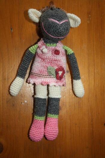 Ein Lamm erblickt das Licht der Welt :)
Es hat mich so gereizt, dass ich auf weiße Puschelwlle nicht warten wollte, so wurde es ein Schwarzkopflamm ...