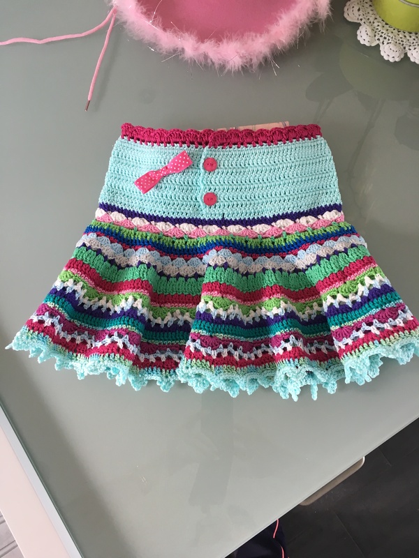 Häkelrock in bunten Reihen