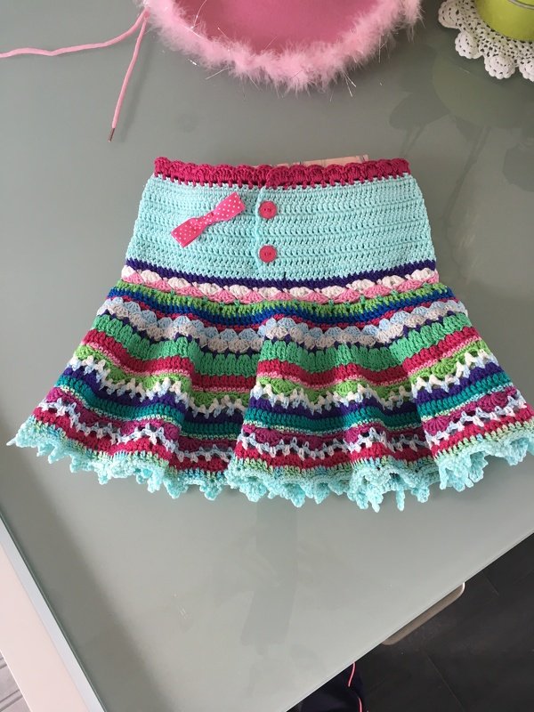 Häkelrock in bunten Reihen