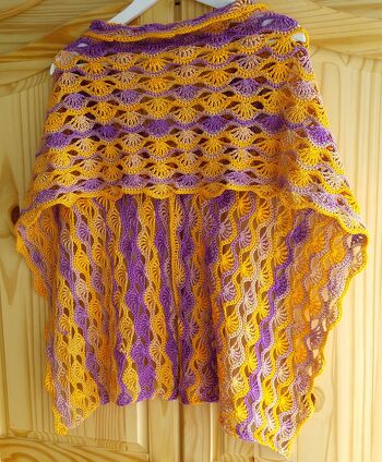 Foto (c) Selbstdiefrau, https://selbstdiefrau.wordpress.com/2016/10/04/seidiger-haekel-poncho-pfauenauge-fuer-laue-abende/