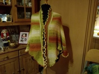 Erst habe ich gedacht, das schaffst du nie, aber als ich den ersten fertig hatte, hat es solchen Spaß gemacht und ich habe ihn für meine beiden Freundinnen ebenfalls gestrickt.