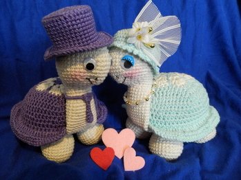 Hallo, liebe Häkelfreunde und -freundinnen die Anleitung für das Blumenkrötchen nachzuarbeiten hat mir viel Spaß bereitet.
Sie läßt auch Freiraum für eigene kreative Ideen, das gefällt mir gut.
Ich habe mein Krötchen gezeigt an seinem schönsten Tag im Leben und ich hoffe, man erkennt, wie glücklich es ist .