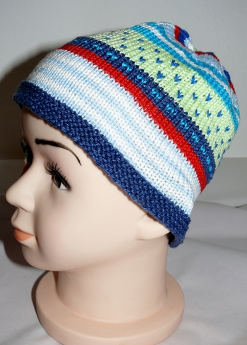 Mit einer Variation der Farben und Muster ist auch eine Mütze für Jungs möglich. Dann muss der Teil bis zur Abnahme allerdings etwas länger gearbeitet werden.