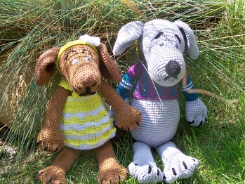 War sehr schön zu arbeiten und so habe für Kurt gleich eine Karolin dazu gehäkelt. So nenne ich das Bild: "Das erste Treffen". Leider war Kurt wie man sieht noch etwas schüchtern aber es wird schon noch werden............
Liebe Grüße
KOI 22