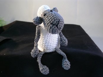 Auch wenn ich die Anleitung etwas abgeändert habe, ist das schäfchen scher hübsch geworden. Mein Sohn, ein großer Shaun das Schaf-Fan ist begeistert. :-)