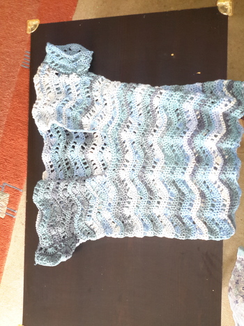 Hallo Zusammen!
Liebe Michaela!
Danke für die Erklärung, nun ist das Oberteil fertig!
Da ich keine Kapuze häkeln wollte, habe ich beim Rückenbreite in der letzten Reihe eine Zacken mittig ausgelassen, für einen schönen Halsausschnitt.
Bin mächtig stolz auf mein erstes Teil.
Die Anleitung klappt also auch prima mit Bändchengarn!