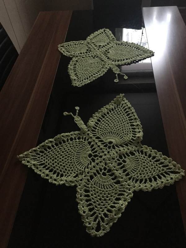 Schmetterlings-Deckchen, ca. 27 X 21 cm