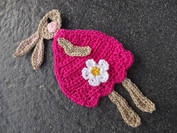 Auf Anhieb hat mir diese hübsche Hasenapplikation gefallen. Reste vom Baumwollgarn Catania waren auch vorhanden. Nur statt der Holzperle habe ich das Auge mit einem Knötchenstich in schwarz aufgenäht. Mir wird sicher noch was Schönes einfallen, wo ich diese Applikation verwende (Kissen oder Tischset....).
Danke für die schöne Anleitung.