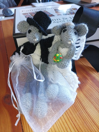 Hat Spaß gemacht und ist super schön geworden. Kam beim Hochzeitspaar gut an. Der Bräutigam durfte das Säckchen mit dem Geschenk überreichen.