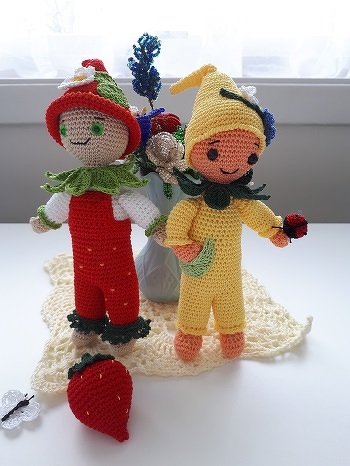 Es macht so einen riesen Spaß nach dieser AL zu häkeln, und deshalb habe ich zu dem Blumenwichtel einfach noch einen Erdbeerwichtel gehäkelt, damit er nicht so alleine ist.
Und ich habe mir die beiden Wichtel ins Wohnzimmer geholt, bei dem vielen Schnee draußen, da ist es doch noch sehr kalt.
Dankeschön für die AL