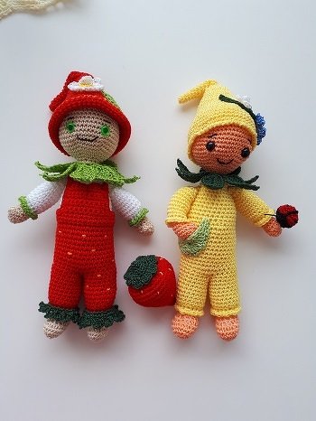 ich habe mit einer 1,75 er Häkelnadel gearbeitet. Größe der beiden mit Zipfelmütze ca. 19 cm
Das war dann bei dem Marienkäfer fummelig, aber niedlich