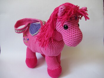 Eine tolle, gut verständliche Anleitung. Ich hatte keinerlei Probleme damit. Ich habe allerdings die Ohren etwas länger und spitzer gemacht und einen Reißverschluss in die Tasche ingenäht. natürlich musste auch noch etwas Plingpling dran!Meine Enkelin hat sich sofort in diese Taschh verliebt!