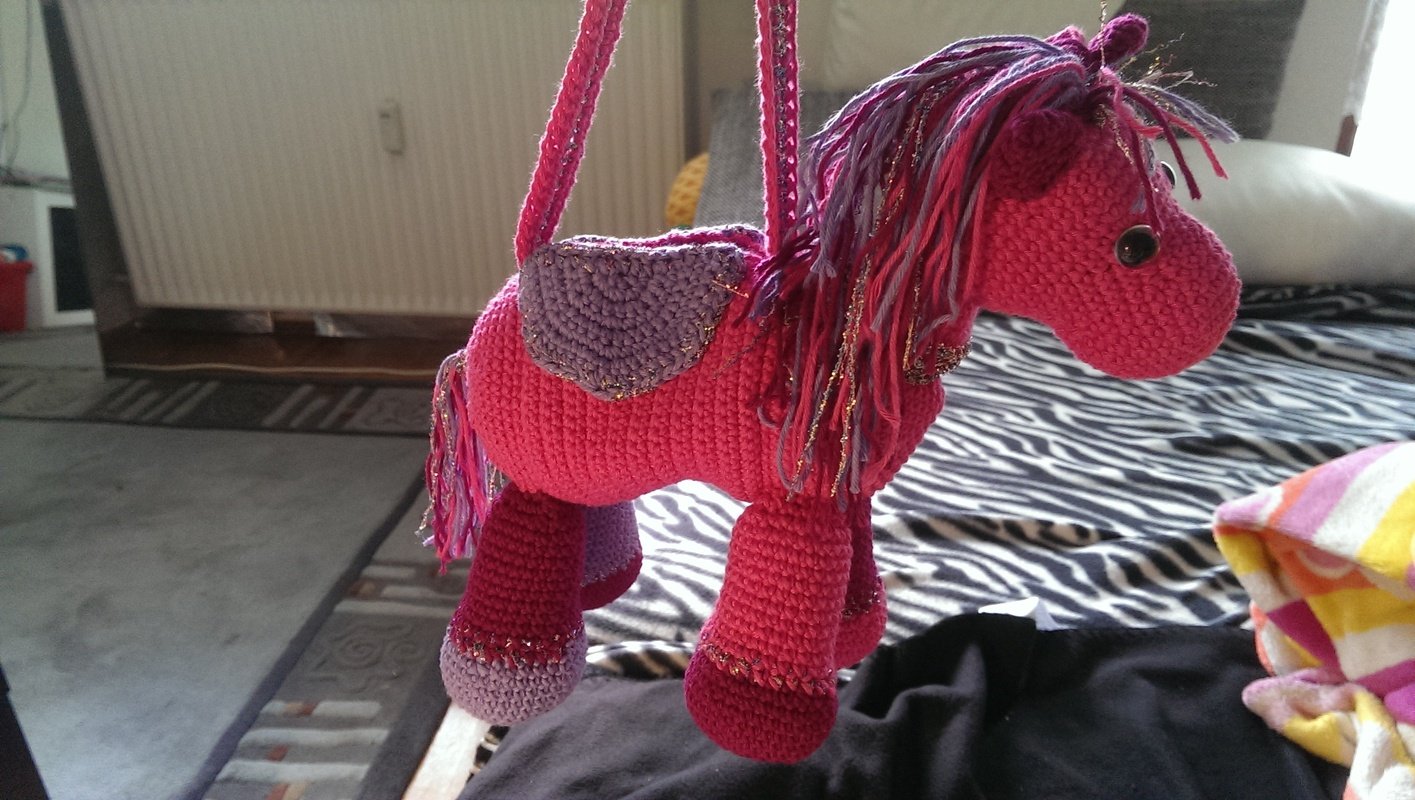 Kostenlose Häkelanleitung Tasche für Mädchen als Pferd