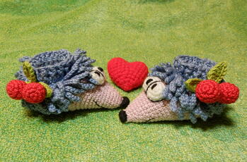 ...   und noch eine Arbeit, die mir viel Spaß gemacht hat. Babyschuhchen in Igelform. Aufwendig war das Igelkleid mit all seinen Stacheln, aber umso schöner der Erfolg, wenn man es geschafft hat. Wirklich eine schöne Idee.
Ruth