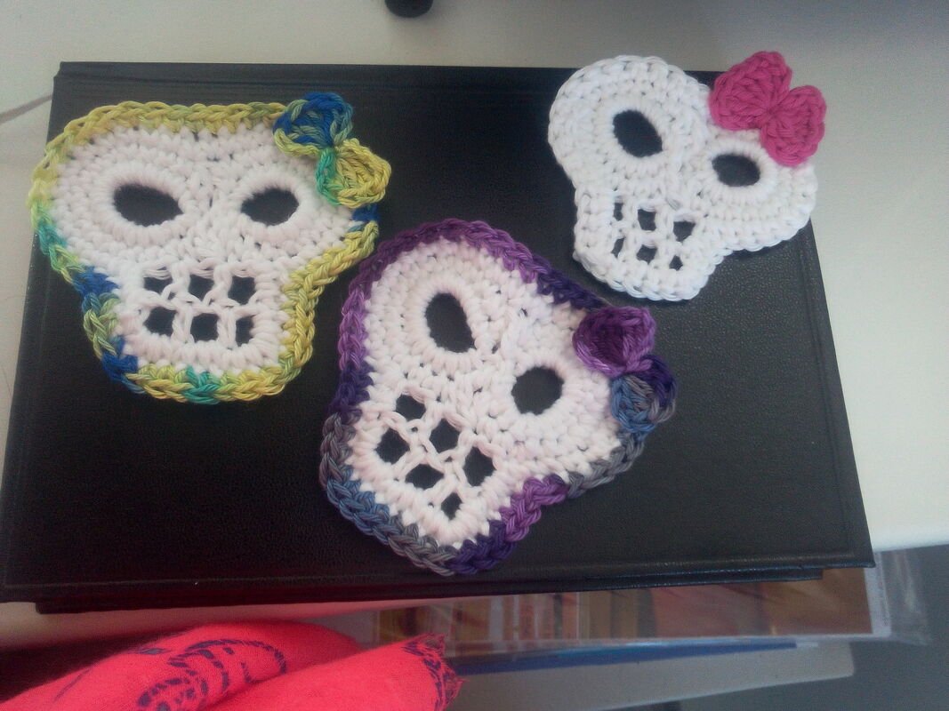 Mini-Häkelanleitung: Applikation &quot;Totenkopf&quot; (Gr. ca. 6 cm)