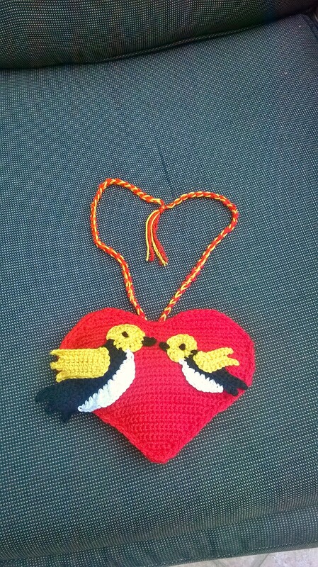 Herz zum Muttertag mit Mama- und Baby-Vogel