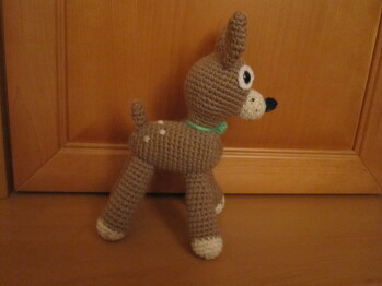 Blinky ließ sich leicht nacharbeiten. Ich habe nur den Hals etwas stärker (17 Maschen) gelassen,
nachdem mein Kitz im ersten Anlauf zum Kopfhängen neigte.