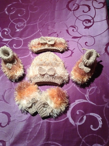 Einfache Anleitung, sehr gut erklärt, für Anfänger bestens geeignet. Habe das Set in der Lieblingsfarbe der Mama gestrickt. Wunderschönes Set, bin jetzt dabei noch ein Stirnband, Mütze und die Schühchen in Deutschlandfarben zu stricken, für kleine Fußballfans, da freut sich dann auch der Papa.