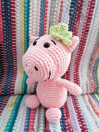 Dieses Glücksschweinchen aus der Anleitung von LASSAL ist voll gelungen - sitzt seither in meinem Wohnzimmer und lächelt mich jeden Tag an!!!!