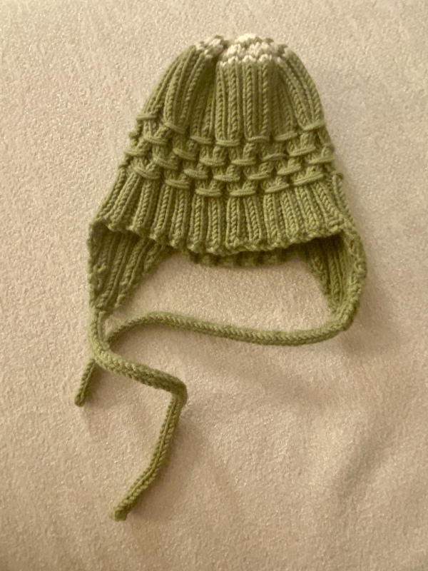 Strickanleitung für Babymütze mit Ohrenklappen