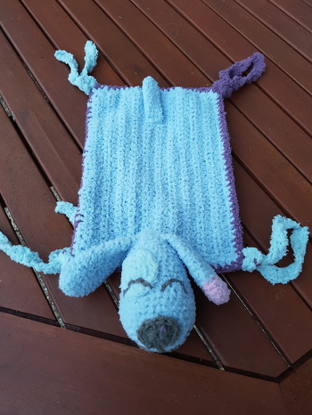 Eine tolle Anleitung! Die Wolle (Lana Grossa Baby Soft) ist superweich und perfekt für ein solches Projekt, aber ein Horror zum Häkeln. Ganz sicher habe ich einige Maschen verfehlt oder dazu gegeben, aber letztlich hat es keunen Unterschied gemacht.
Gehäkelt mit einer 3.5 Rico-Häkelnadel.