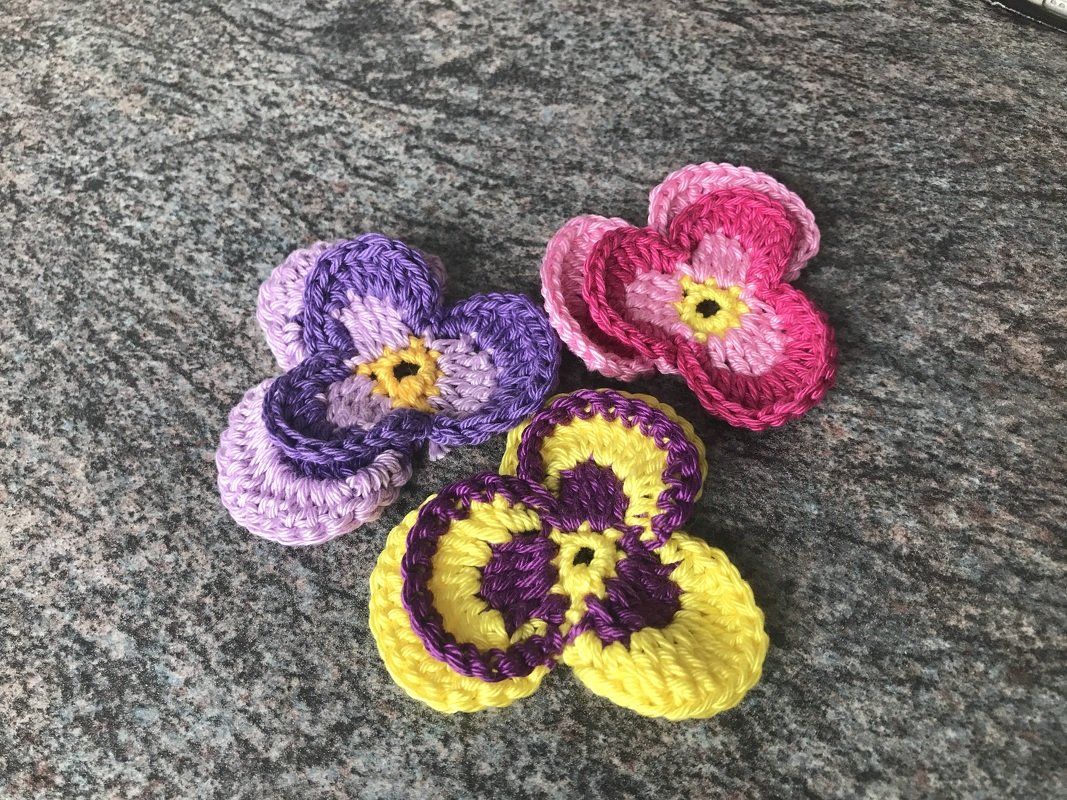Pansies with leaves, 2 variations, approx. 6 cm x 4 cm