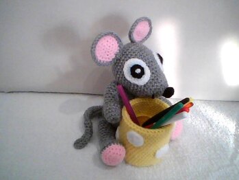 Die Maus mit dem Stiftehalter hat sich sehr gut häkeln lassen.Ist eine gutes Geschenk für einen Schulanfänger. Man kann ihn auch gut auf einen Schreibtisch stellen. Es ist auf jeden Fall ein schöner Blickfang. Ganz toll, gerne wieder.