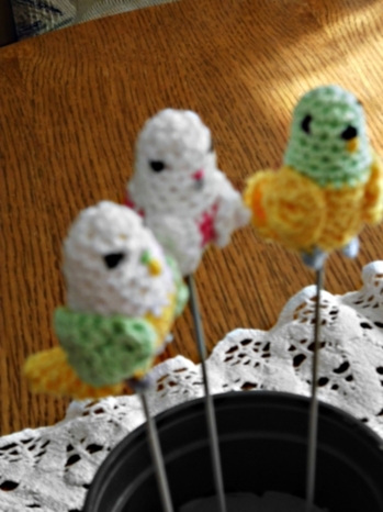 Ich bin total begeistert von diesen süßen Vögelchen.
Sie sind einfach zu häkeln und dehen einfach toll aus.