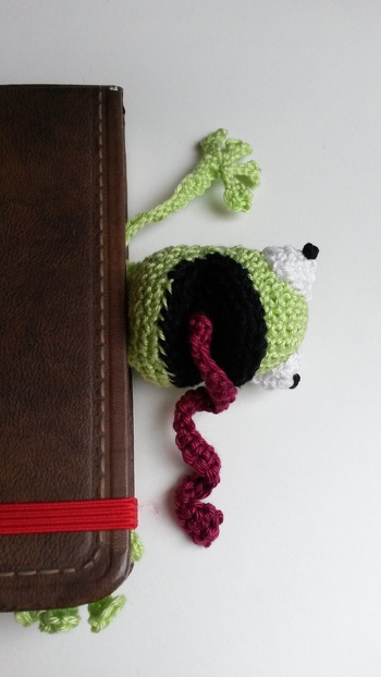 Frosch, nach der Anleitung von Supergurumi. Hat prima geklappt. Beim nächsten Mal benutze ich eigens dafür gekaufte Wolle.