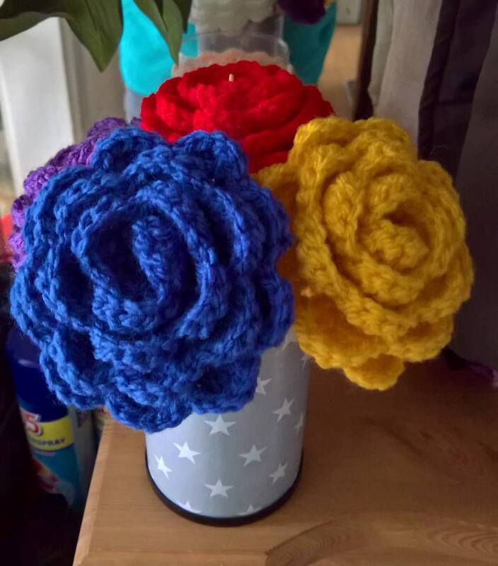 Häkelblume Rose mit den Blättern (Gr. 4-5 cm)