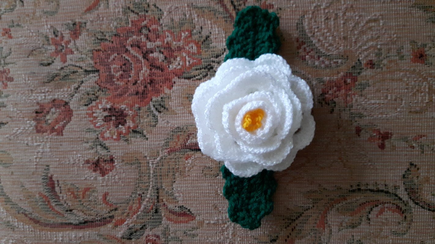 Crochet flower: rose with the leaves (size 4-5 cm)