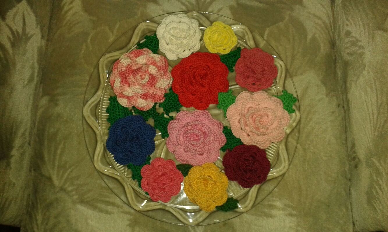 Crochet flower: rose with the leaves (size 4-5 cm)