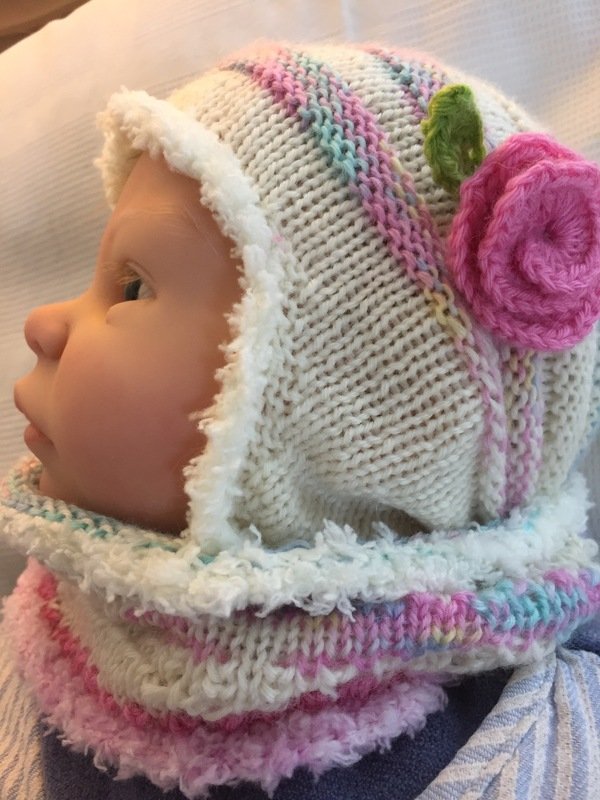 Crochet flower: rose with the leaves (size 4-5 cm)