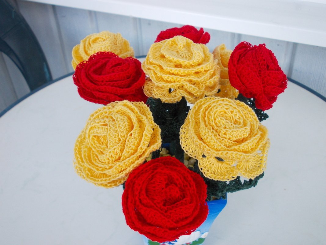 Crochet flower: rose with the leaves (size 4-5 cm)