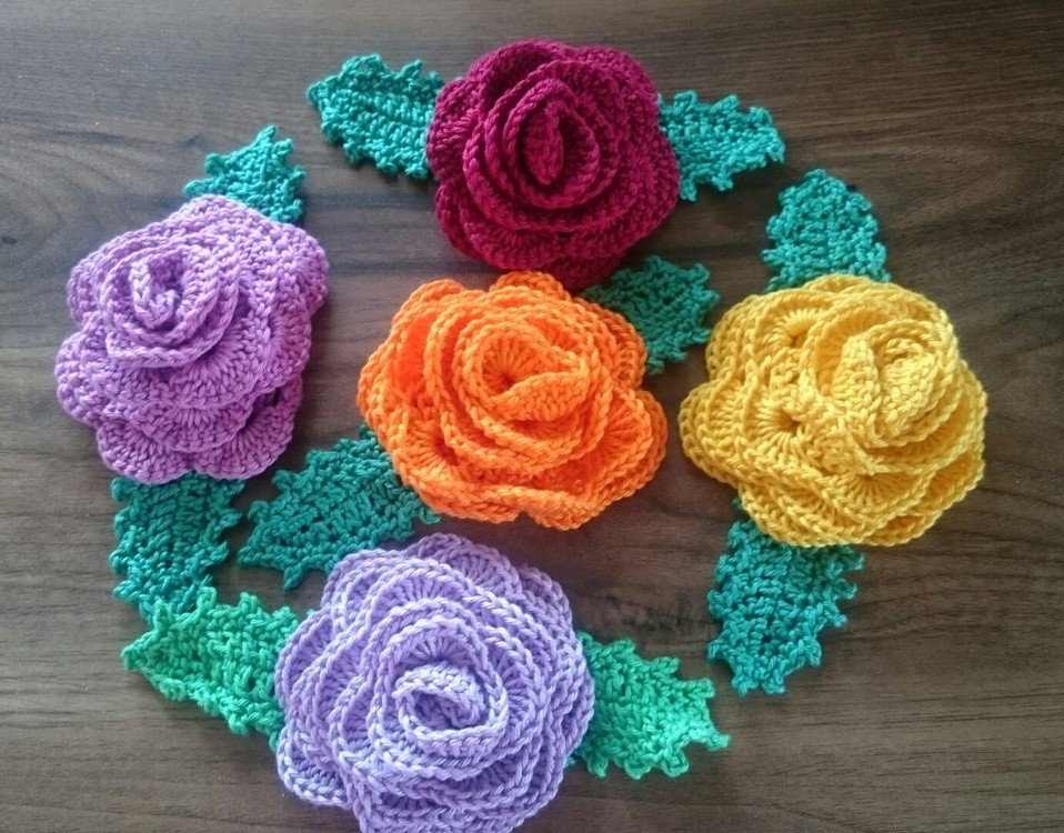 Crochet flower: rose with the leaves (size 4-5 cm)