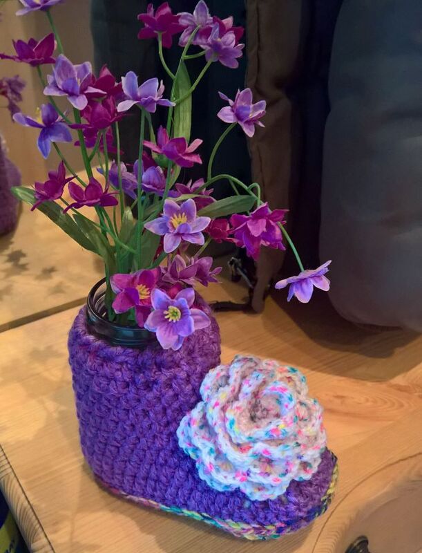 Crochet flower: rose with the leaves (size 4-5 cm)