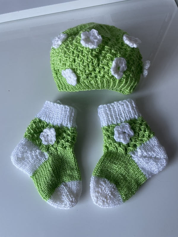 Strickanleitung Baby-Set, Mütze und Socken, ca. 6 - 12 Monate