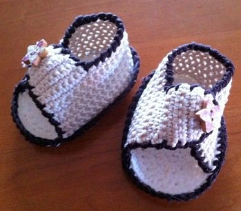 ich stricke sonst nur, aber als ich diese Schuhchen gesehen habe musste ich es einfach mal probieren, habe nur nach Foto gehäkelt ohne Anleitung, aber ich find die sind ganz hübsch geworden