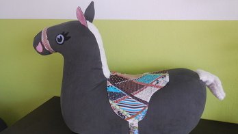 Hier mein rechtzeitig noch vor Ostern fertig gewordenes Pferd für meinen Enkel. Ich hoffe er freut sich. Ich hatte jedenfalls viel Spass beim Nähen und es hat auch wunderbar geklappt anhand der tollen Anleitung! Vielen Dank nochmal für die schöne Idee!