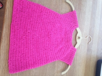 Sehr schönes Kleidchen, hier in Rico Baby Cotton. Einfacher Schnitt, Anleitung leider etwas erklärungsbedürftig. Fotos in Farbverlaufsgarn schlecht erkennbar. Dafür gibt es bei Fragen schnelle Hilfe.