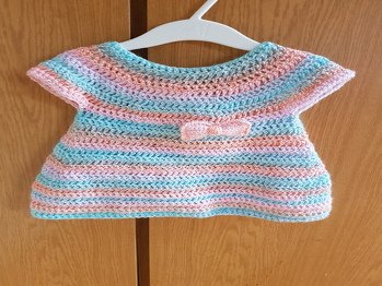 Die Beschreibung war gut geschrieben, wenn man die Größe selber anpasst, muss man etwas tüfteln, aber nach den Armausschnitten geht es dann wieder sehr einfach. Die Anleitung ist perfekt für die Babysoft Wolle von Zeemann. Ich habe das Kleid jetzt in NS 6 gehäkelt und die Schleife und NS 3.